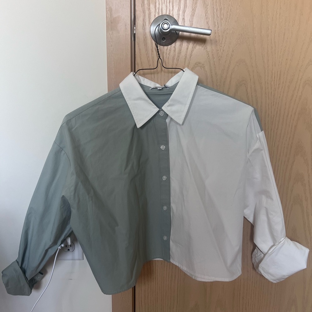 NWT Two Tone Crescent Button Up Shirt Cropped